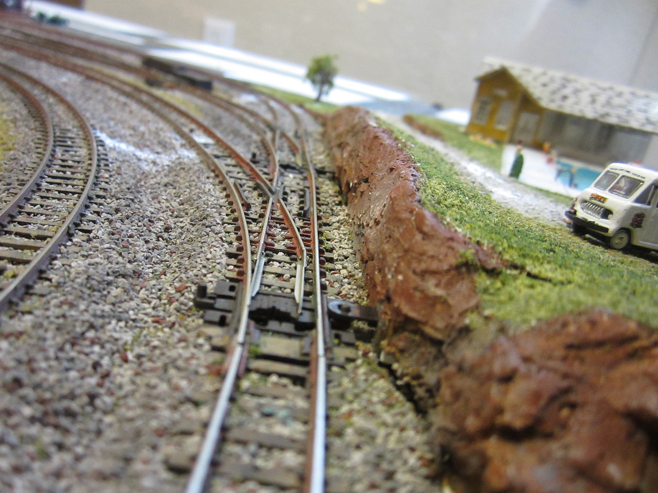 thumbnail interactive-video image 1 of Peco SL-397 N Gauge Streamline Code 80 Insulfrog Medium Radius Y... 1 of 12
